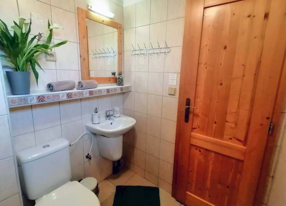 Kúpeľňa s umývadlom a zrkadlom