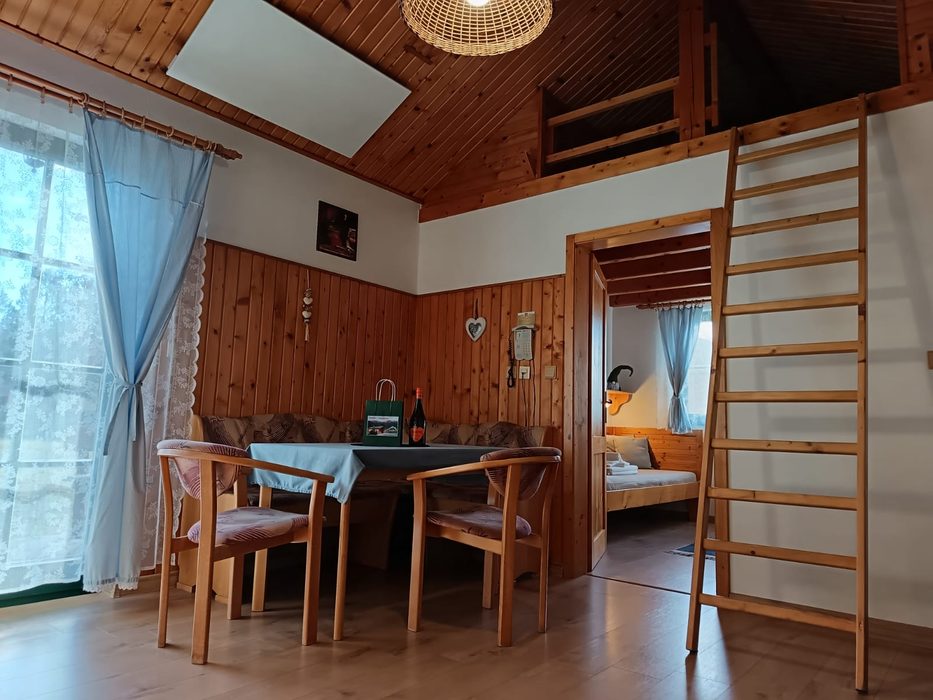 Jedálenský kút s rebríkom do podkrovia a vstupom do spálne