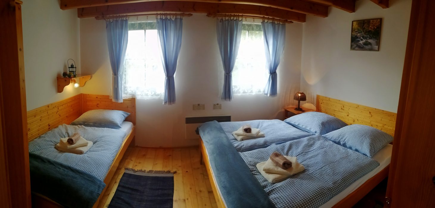 Spálňa s manželskou posteľou a samostatným jednolôžkom