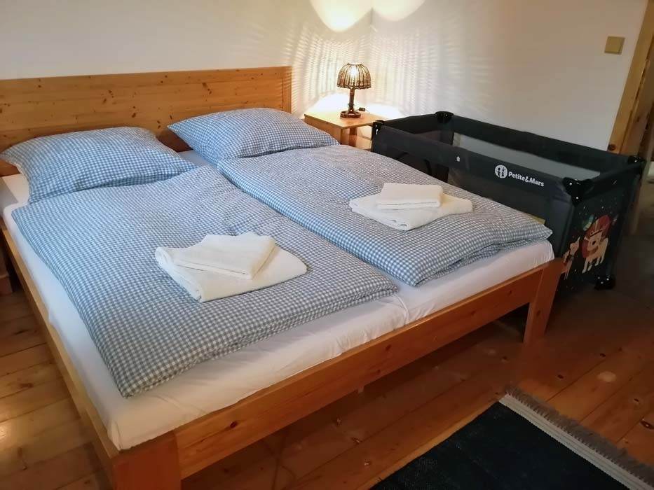 Spálňa s manželskou posteľou a detskou postieľkou